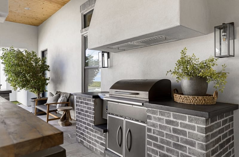 Outdoor kitchen with brick surround